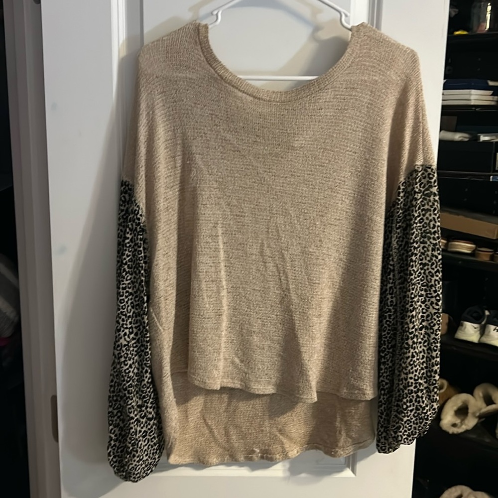 Breathable sweater with cheetah print sleeves